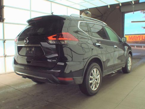 Used 2019 Nissan Rogue SV image 2