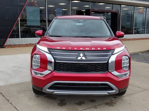 New 2025 Mitsubishi Outlander SE image 12