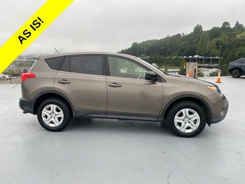 Used 2015 Toyota RAV4 LE AWD/4WD image 2