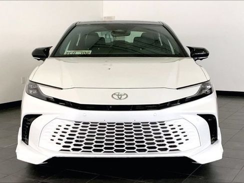 Used 2025 Toyota Camry XSE FWD image 3