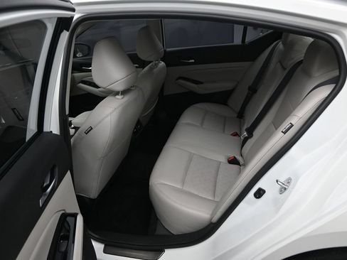 Used 2024 Nissan Altima 2.5 SL FWD image 11