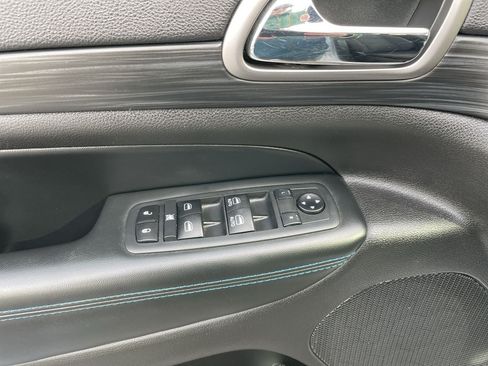 Used 2020 Jeep Grand Cherokee Laredo AWD/4WD image 32
