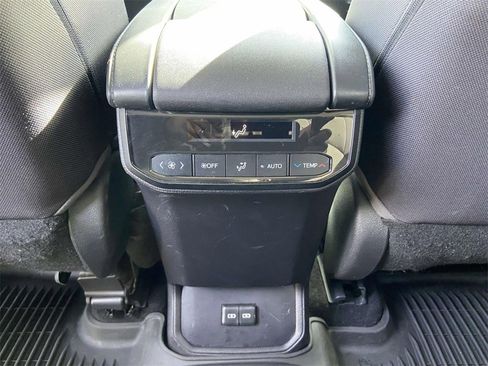 Used 2022 Toyota Highlander L image 17
