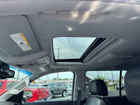 Used 2018 Chevrolet Suburban Premier AWD/4WD image 17