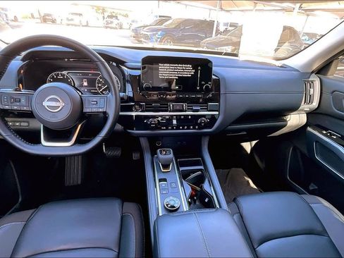 Used 2025 Nissan Pathfinder SL image 18