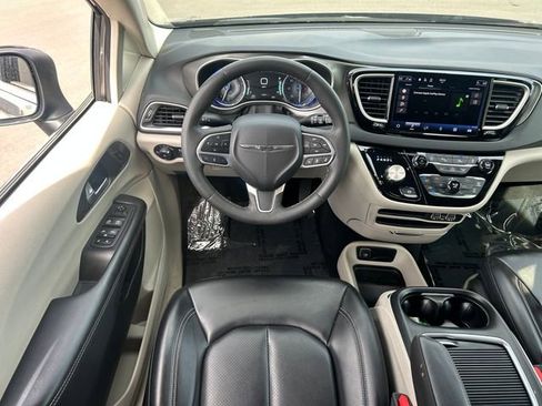 Used 2023 Chrysler Pacifica Touring-L FWD image 28