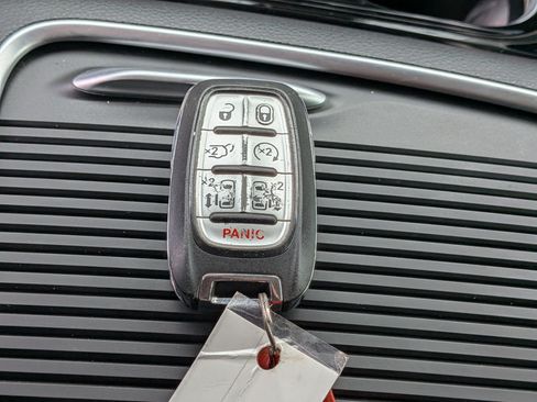 Used 2022 Chrysler Pacifica Limited FWD image 36