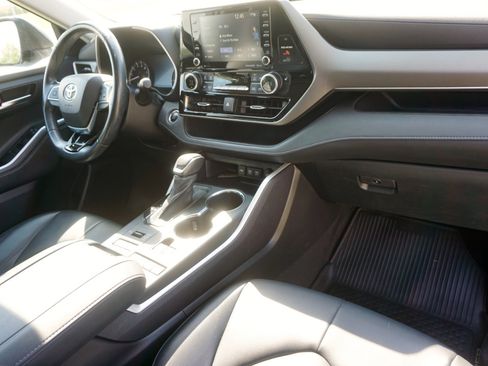 Used 2021 Toyota Highlander XLE image 23