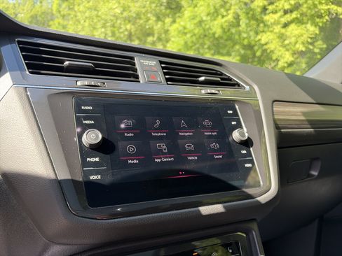 Used 2022 Volkswagen Tiguan SEL R-Line AWD/4WD image 35