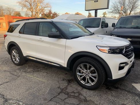 Used 2020 Ford Explorer XLT w/ Equipment Group 202A image 2