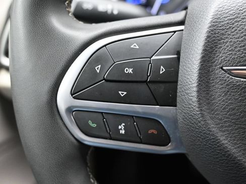 Used 2023 Chrysler Pacifica Touring-L FWD image 27