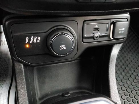 Used 2019 Jeep Renegade Latitude w/ Cold Weather Group image 25