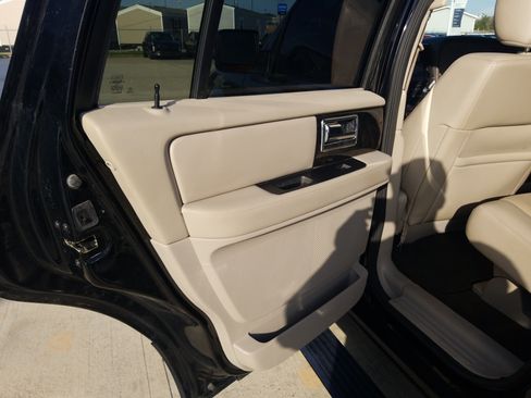 Used 2017 Lincoln Navigator Select RWD image 11