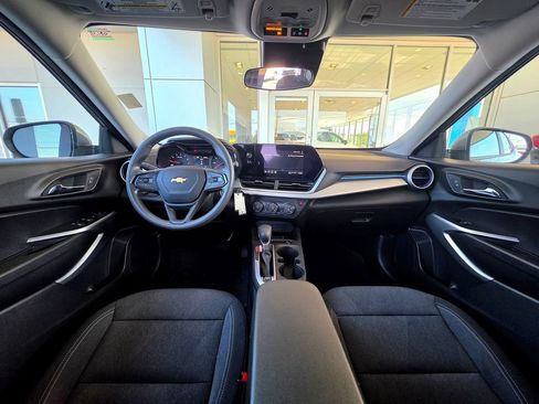 Used 2024 Chevrolet Trax LS w/ LS Convenience Package FWD image 10