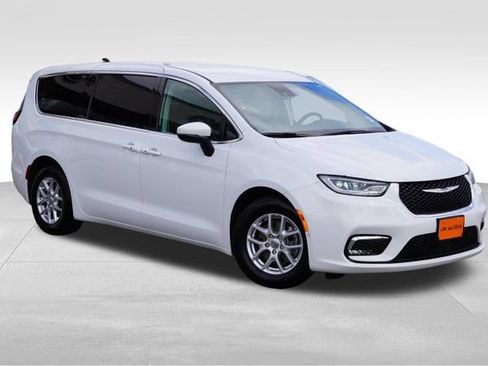 Used 2023 Chrysler Pacifica Touring-L FWD image 1