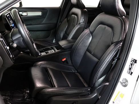 Used 2023 Volvo XC40 B5 Plus w/ Protection Package Premier AWD/4WD image 4