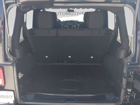 Used 2016 Jeep Wrangler Unlimited Sahara w/ Connectivity Group AWD/4WD image 18