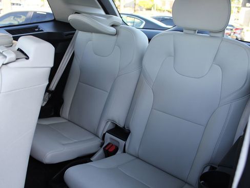 Used 2017 Volvo XC90 T6 Momentum w/ Vision Package image 28