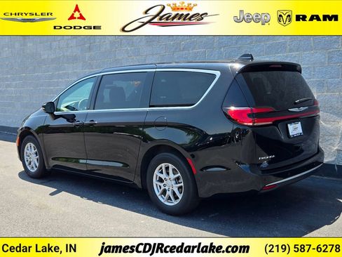 Used 2025 Chrysler Pacifica Select FWD image 3