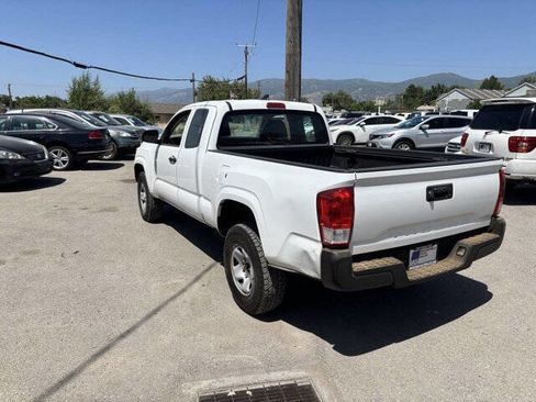 Used 2017 Toyota Tacoma SR5 image 9