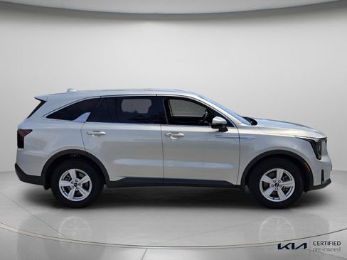 Used 2026 Kia Sorento LX FWD image 4