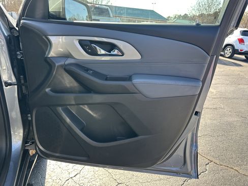 Used 2021 Chevrolet Traverse LT image 15