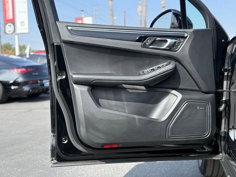 Used 2025 Porsche Macan image 11