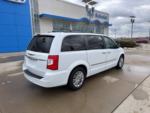 Used 2015 Chrysler Town & Country Touring-L w/ Driver Convenience Group image 5