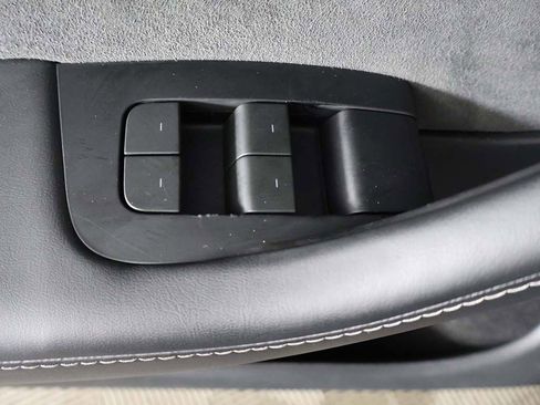 Used 2023 Tesla Model Y 2WD image 38