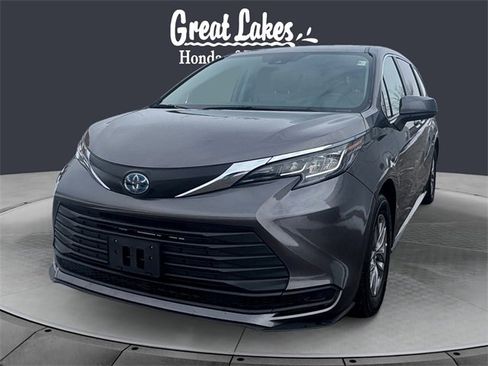 Used 2022 Toyota Sienna LE image 1