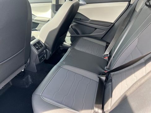 Used 2025 Volkswagen Taos SE w/ Panoramic Sunroof Package AWD/4WD image 12