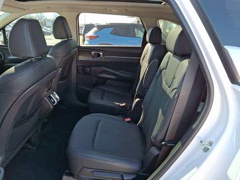Used 2025 Kia Sorento EX w/ EX Panoramic Sunroof Package image 11