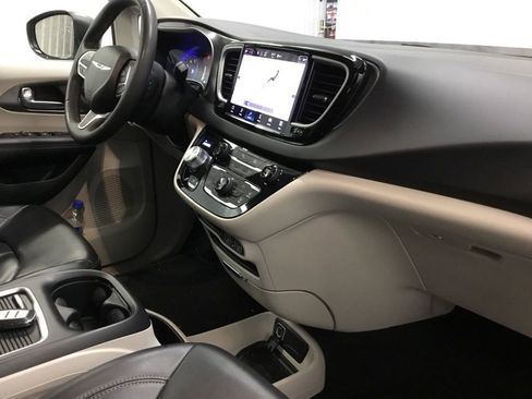 Used 2023 Chrysler Pacifica Touring-L image 21