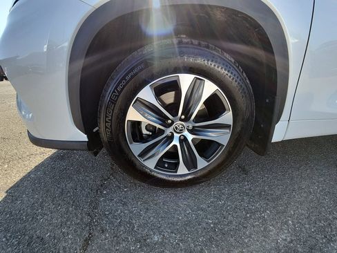 Used 2022 Toyota Highlander XLE image 19