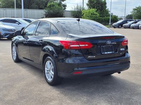 Used 2017 Ford Focus SE FWD image 2
