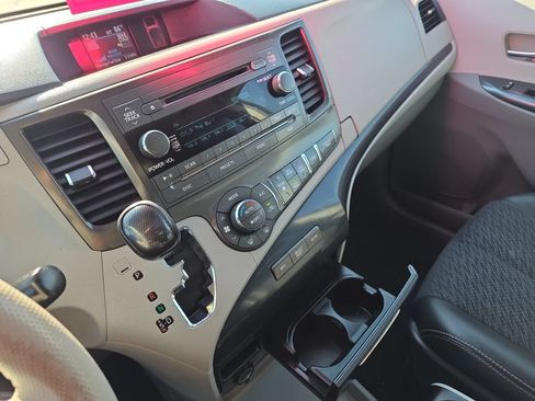 Used 2014 Toyota Sienna SE FWD image 19