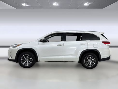 Used 2017 Toyota Highlander XLE FWD image 2