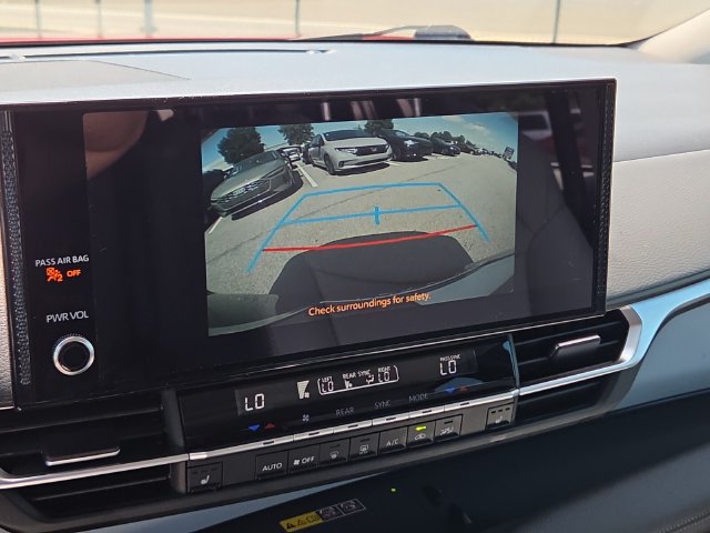 Used 2025 Toyota Sienna XLE w/ XLE Plus Package FWD image 24