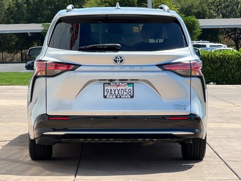 Certified 2022 Toyota Sienna Limited AWD/4WD image 6