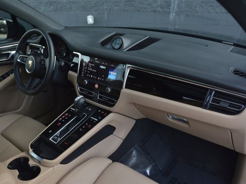 Certified 2025 Porsche Macan image 28