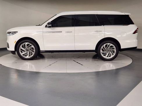 Used 2025 Lincoln Navigator Reserve image 5