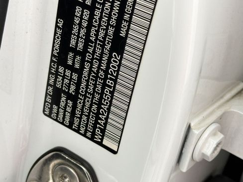 Certified 2023 Porsche Macan AWD/4WD image 31