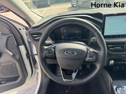 Used 2025 Ford Escape SE FWD image 16