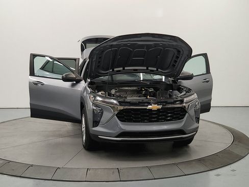 Used 2024 Chevrolet Trax LS w/ Driver Confidence Package FWD image 11
