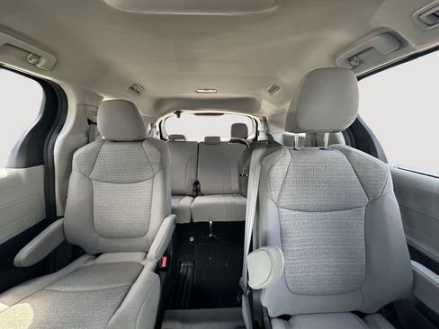 Used 2022 Toyota Sienna LE FWD image 13