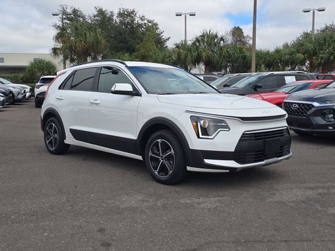 Certified 2025 Kia Niro EX image 2