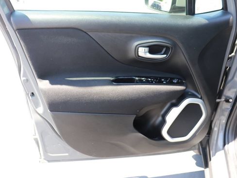Used 2021 Jeep Renegade Latitude FWD image 9