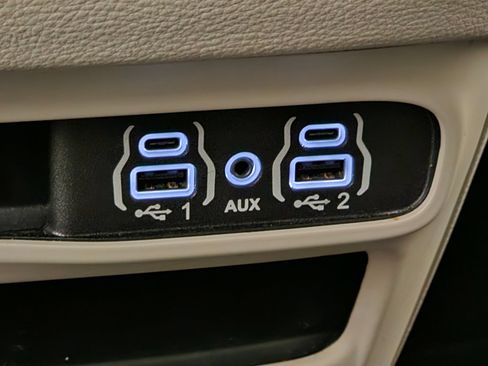 Used 2024 Chrysler Pacifica Limited FWD image 14