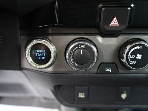 Used 2017 Toyota Tacoma TRD Sport AWD/4WD image 13
