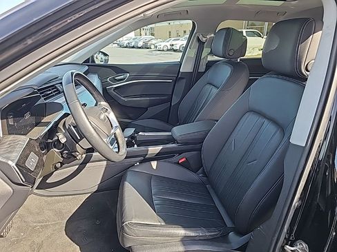 Used 2022 Audi e-tron Premium w/ Convenience Plus Package image 3